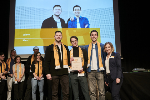 Heike Marzen, Geschäftsführerin der Wirtschaftsförderung Dortmund, überreicht den 1. Preis an Valoon