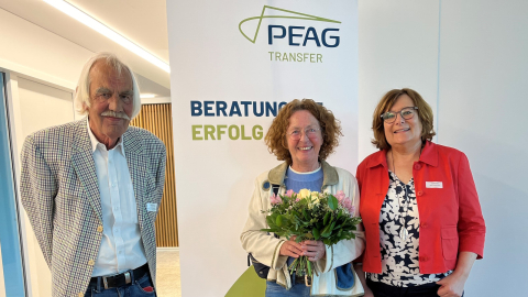 Von links: Gerhard Reutter und Rosemarie Klein vom Büro für berufliche Bildungsplanung, Angelika Preiß, Sprecherin der Geschäftsführung der PEAG Transfer GmbH Von links: Gerhard Reutter und Rosemarie Klein vom Büro für berufliche Bildungsplanung, Angelika Preiß, Sprecherin der Geschäftsführung der PEAG Transfer GmbH