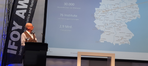 Dipl.-Ing. Thomas Albrecht (Fraunhofer IML) erläuterte den Innovationsprozess zu Entwicklung von autonomen Transportsystemen an seinem Institut Dipl.-Ing. Thomas Albrecht (Fraunhofer IML) erläuterte den Innovationsprozess zu Entwicklung von autonomen Transportsystemen an seinem Institut