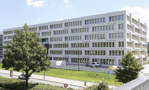 Der neue Bauabschnitt am adesso-Stammsitz in Dortmund ist von der B1 aus sofort zu erkennen