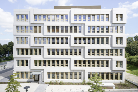 Von der Seite kommen die architektonischen Besonderheiten des neuen Baus am adesso-Hauptsitz in Dortmund gut zur Geltung. Von der Seite kommen die architektonischen Besonderheiten des neuen Baus am adesso-Hauptsitz in Dortmund gut zur Geltung.