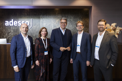 Von links: Volker Gruhn, Aufsichtsratsvorsitzender von adesso; Kristina Gerwert, Mitglied des Vorstands bei adesso; Thomas Westphal, Oberbürgermeister von Dortmund; Jens Spitczok von Brisinski, Standortleitung adesso Dortmund, und Mark Lohweber, Vorstandsvorsitzender von adesso Von links: Volker Gruhn, Aufsichtsratsvorsitzender von adesso; Kristina Gerwert, Mitglied des Vorstands bei adesso; Thomas Westphal, Oberbürgermeister von Dortmund; Jens Spitczok von Brisinski, Standortleitung adesso Dortmund, und Mark Lohweber, Vorstandsvorsitzender von adesso