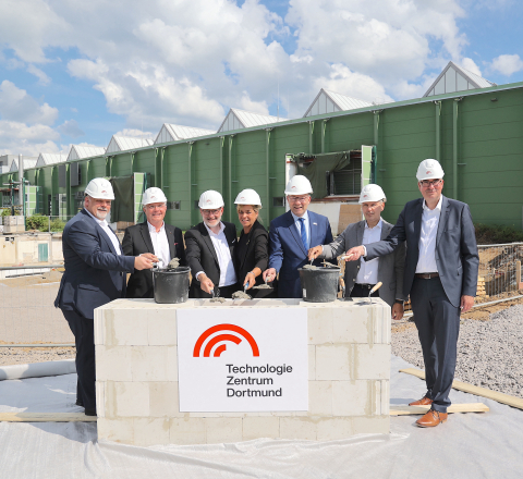 Über die Grundsteinlegung für das Zentrum für Logistik und IT (ZLI) auf dem Wissenschafts- und Technologiecampus Dortmund freuen sich (v.l.): Friedrich- Wilhelm Corzilius, stellvertretender Geschäftsführer der Wirtschaftsförderung Dortmund, Prof. Dr. Dr. h. c. Michael ten Hompel, ehemaliger Institutsleiter des Fraunhofer IML, Dirk Stürmer, Geschäftsführer des TechnologieZentrumDortmund, Mona Neubaur, Ministerin für Wirtschaft, Industrie, Klimaschutz und Energie des Landes Nordrhein-Westfalen, Stefan Schreiber, Aufsichtsratsvorsitzender des TechnologieZentrumDortmund und 4 Hauptgeschäftsführer der Industrie- und Handelskammer zu Dortmund, Horst Nehm, Leiter Sondervermögen Technologiezentrum, und Wulf-Christian Ehrich, stellvertretender Hauptgeschäftsführer der Industrie- und Handelskammer zu Dortmund. Grundsteinlegung für das Zentrum für Logistik und IT (ZLI) auf dem Wissenschafts- und Technologiecampus Dortmund