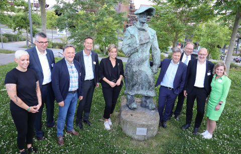 Gruppenfoto mit Hüttenmann nach dem Rundgang im Technologiepak PHOENIX (v.l.): Dr. Wiebke Lüke, Geschäftsführerin der WEW GmbH, Wulf-Christian Ehrich, stellvertretender Hauptgeschäftsführer der IHK zu Dortmund, Sven Rüger, Geschäftsführer der Innolume GmbH, Dr. Michael Steigerwald, Geschäftsführer der Raith GmbH, NRW-Wirtschaftsministerin Mona Neubaur, Bundeswirtschaftsminister Robert Habeck, Stefan Schreiber, Aufsichtsratsvorsitzender des TechnologieZentrumDortmund und Hauptgeschäftsführer der IHK zu Dortmund, Dirk Stürmer, Geschäftsführer des TechnologieZentrumDortmund und Heike Marzen, Geschäftsführerin der Wirtschaftsförderung Dortmund. Gruppenfoto mit Hüttenmann nach dem Rundgang im Technologiepak PHOENIX (v.l.): Dr. Wiebke Lüke, Geschäftsführerin der WEW GmbH, Wulf-Christian Ehrich, stellvertretender Hauptgeschäftsführer der IHK zu Dortmund, Sven Rüger, Geschäftsführer der Innolume GmbH, Dr. Michael Steigerwald, Geschäftsführer der Raith GmbH, NRW-Wirtschaftsministerin Mona Neubaur, Bundeswirtschaftsminister Robert Habeck, Stefan Schreiber, Aufsichtsratsvorsitzender des TechnologieZentrumDortmund und Hauptgeschäftsführer der IHK zu Dort