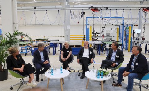 Beim Talk vor der Musterfertigung der WEW GmbH: NRW-Wirtschaftsministerin Mona Neubaur (v.l.), Bundeswirtschaftsminister Robert Habeck, Dr. Wiebke Lüke, Geschäftsführerin der WEW GmbH, Dirk Stürmer, Geschäftsführer des TechnologieZentrumDortmund, Dr. Michael Steigerwald, Geschäftsführer der Raith GmbH und Sven Rüger, Geschäftsführer der Innolume GmbH. Beim Talk vor der Musterfertigung der WEW GmbH: NRW-Wirtschaftsministerin Mona Neubaur (v.l.), Bundeswirtschaftsminister Robert Habeck, Dr. Wiebke Lüke, Geschäftsführerin der WEW GmbH, Dirk Stürmer, Geschäftsführer des TechnologieZentrumDortmund, Dr. Michael Steigerwald, Geschäftsführer der Raith GmbH und Sven Rüger, Geschäftsführer der Innolume GmbH.