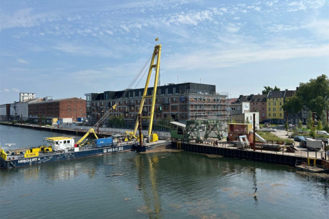 Mit einem Schwimmkran wurden die Einzelteile des historischen Hafenkrans an der Hafenpromenade montiert Mit einem Schwimmkran wurden die Einzelteile des historischen Hafenkrans an der Hafenpromenade montiert