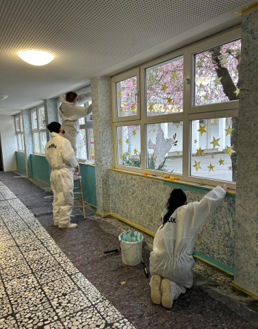 Die Pausenhalle erhält eine neue Farbe Die Pausenhalle erhält eine neue Farbe