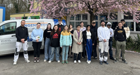 Stolz auf die Teamleistung: Betrieb und Schüler*innen Stolz auf die Teamleistung: Betrieb und Schüler*innen