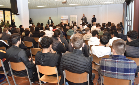 Joachim Susewind, stellvertretender Hauptgeschäftsführer der Kreishandwerkerschaft Dortmund Hagen Lünen und Florian Piechota von der Wirtschaftsförderung Dortmund begrüßten die Schülerinnen und Schüler zu ihrem Tag im Handwerk. Joachim Susewind, stellvertretender Hauptgeschäftsführer der Kreishandwerkerschaft Dortmund Hagen Lünen und Florian Piechota von der Wirtschaftsförderung Dortmund begrüßten die Schülerinnen und Schüler zu ihrem Tag im Handwerk.