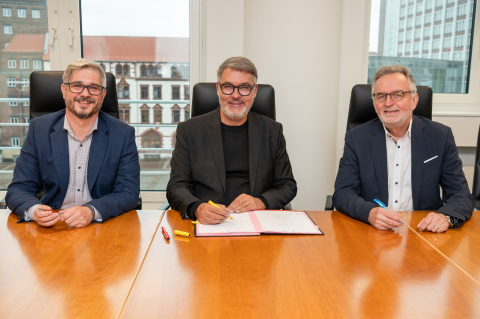v.l. Marko Iaconisi, Geschäftsführer DOKOM21, Thomas Westphal, Oberbürgermeister der Stadt Dortmund, Richard Genuit, Geschäftsführer DOKOM21, v.l. Marko Iaconisi, Geschäftsführer DOKOM21, Thomas Westphal, Oberbürgermeister der Stadt Dortmund, Richard Genuit, Geschäftsführer DOKOM21,