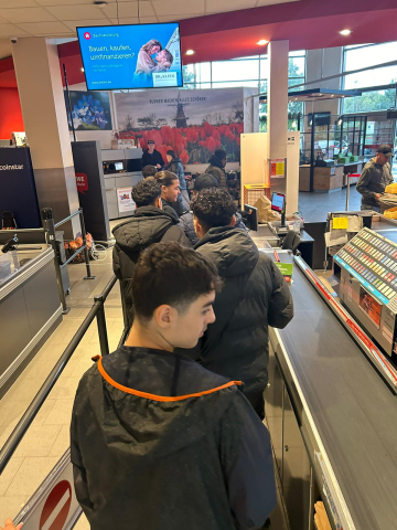 Schüler*innen bei REWE Geocaching Team Norden