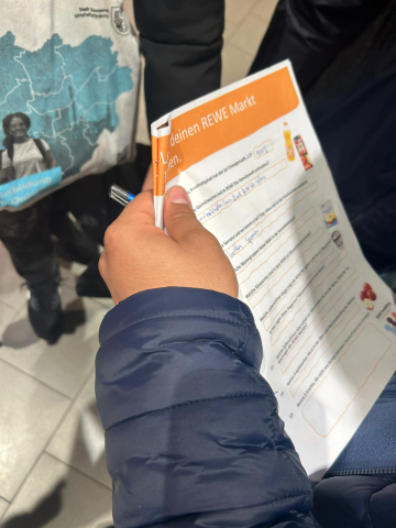 Schüler*innen lösen die gestellten Aufgaben Geocaching Team Norden