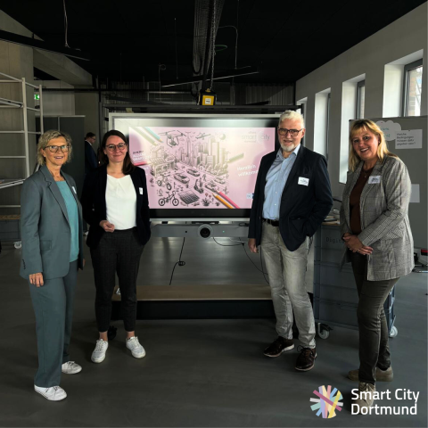 Allianz Smart City: Anna Kreutzkamp (Projektleiterin Smart City), Sabine Jürschik und Kurt Pommerenke (WF), Simone Herrmann (IHK) Allianz Smart City: Anna Kreutzkamp (Projektleiterin Smart City), Sabine Jürschik und Kurt Pommerenke (WF), Simone Herrmann (IHK)