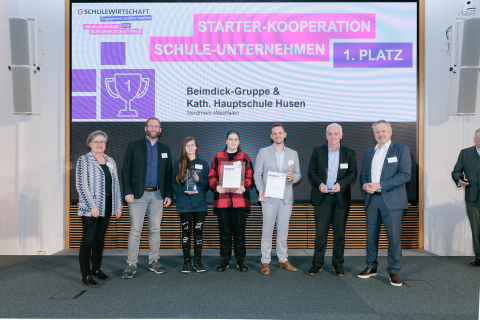 Die glücklichen Gewinner*innen bei der Preisverleihung des Schulwirtschaft-Preis 2024 Die glücklichen Gewinner*innen bei der Preisverleihung des Schulwirtschaft-Preis 2024