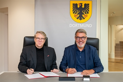 Kreishandwerksmeister Christian Sprenger (l.) und Oberbürgermeister Thomas Westphal präsentieren die unterzeichnete Kooperationsvereinbarung. Kreishandwerksmeister Christian Sprenger (l.) und Oberbürgermeister Thomas Westphal präsentieren die unterzeichnete Kooperationsvereinbarung.