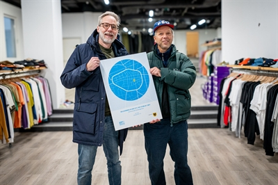 Erster Erfolg beim Anmietungs-Fonds: Citymanger Tilmann Insinger (links) heißt Oliver Scott (rechts) und sein neues Geschäft herzlich Willkommen in der City. Erster Erfolg beim Anmietungs-Fonds: Citymanger Tilmann Insinger (links) heißt Oliver Scott (rechts) und sein neues Geschäft herzlich Willkommen in der City.