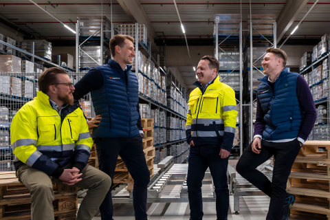 Freuen sich auf eine erfolgreiche Kooperation: (v.l.n.r.) Björn Hobusch, Head of Business Services & OpEx der Nagel-Group, Dr. Philipp Hüning, Co-Founder & CEO der Logistikbude, Jens Kleiner, COO der Nagel-Group, Michael Koscharnyj, Co-Founder & COO der Logistikbude. Freuen sich auf eine erfolgreiche Kooperation: (v.l.n.r.) Björn Hobusch, Head of Business Services & OpEx der Nagel-Group, Dr. Philipp Hüning, Co-Founder & CEO der Logistikbude, Jens Kleiner, COO der Nagel-Group, Michael Koscharnyj, Co-Founder & COO der Logistikbude.