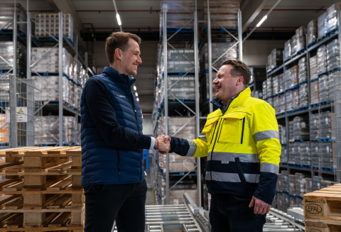 Die Nagel-Group kooperiert mit der Logistikbude und optimiert unternehmensweit ihr Ladehilfsmittelmanagement. Auf dem Foto: Dr. Philipp Hüning, Co-Founder & CEO Logistikbude (links), Jens Kleiner, COO der Nagel-Group. Die Nagel-Group kooperiert mit der Logistikbude und optimiert unternehmensweit ihr Ladehilfsmittelmanagement. Auf dem Foto: Dr. Philipp Hüning, Co-Founder & CEO Logistikbude (links), Jens Kleiner, COO der Nagel-Group.