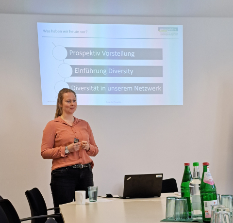 Deep Dive Session I | Jana Staupe, Prospektiv GmbH, stellt die Arbeitsschwerpunkte ihrer Arbeitgeberin vor. Deep Dive Session I | Jana Staupe, Prospektiv GmbH, stellt die Arbeitsschwerpunkte ihrer Arbeitgeberin vor.