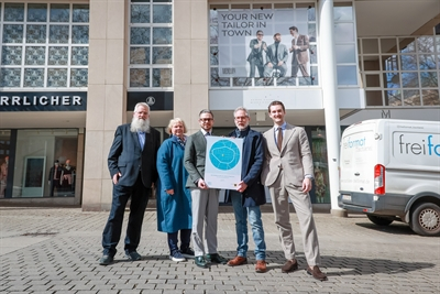 Anmietungs-Fonds bringt House of Mercury in die City (Querformat); Personen v.l.n.r.: Thomas Tiemann (Verwaltungsleiter des pastoralen Raums Dortmund-Mitte), Anja Borrmann (Wirtschaftsförderung), Pablo Bachmann (House of Mercury), Tilmann Insinger (Citymanagement), Felix Würfel (House of Mercury) Anmietungs-Fonds bringt House of Mercury in die City (Querformat); Personen v.l.n.r.: Thomas Tiemann (Verwaltungsleiter des pastoralen Raums Dortmund-Mitte), Anja Borrmann (Wirtschaftsförderung), Pablo Bachmann (House of Mercury), Tilmann Insinger (Citymanagement), Felix Würfel (House of Mercury)