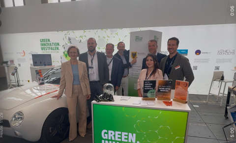 Fr. Brantner am Gemeinschaftsstand Fr. Brantner besucht den Gemeinschaftsstand