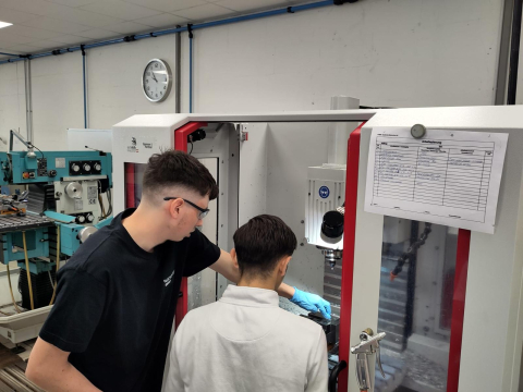 Entdecke deine Chancen in Brackel/Wambel Schüler und ein Auszubildener bei DOTHERM GmbH & Co. KG