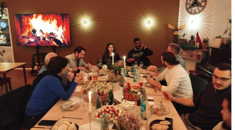 Geselliges Miteinander mit Teilnehmer:innen und dem Dozenten