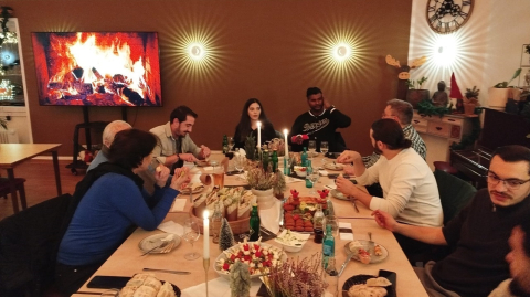 Geselliges Miteinander mit Teilnehmer:innen und dem Dozenten