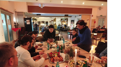 Geselliges Miteinander mit Teilnehmer:innen und dem Dozenten