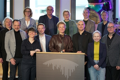 Die Geschäftsstelle des NRW-Kompetenznetzwerks für KI in der Kultur kommt nach Dortmund - diese gute Nachricht verkündete NRW-Kulturministerin Ina Brandes (vorne Mitte) mit u.a. Dortmunds OB Alexander Kalouti (3.v.re. vorne), Tobias Ehinger (Geschäftsführender Direktor Theater Dortmund, 2.v.re hinten), Manfred Bayer (Rektor der TU Dortmund, 2.v.li. hinten) und Tamara Appel (Rektorin FH Dortmund, hinten Mitte).