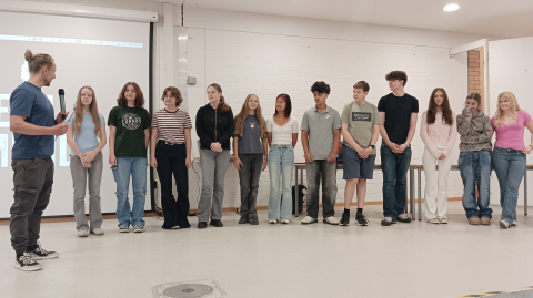 Schüler*innen des GADSA vor der Filmpremiere