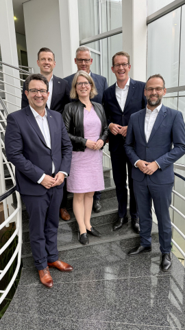 Der weltweit tätige Logistikdienstleister Dachser hat seine Forschungspartnerschaft mit dem Fraunhofer IML in Dortmund und dem Fraunhofer IAIS in St. Augustin bis Ende 2029 verlängert.