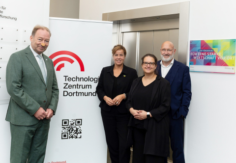 Feierten den Start des neuen Zentrums für integrierte Wirkstoffforschung Dortmund (von links): Stefan Schreiber (Geschäftsführer IHK zu Dortmund), Mona Neubaur (Ministerin für Wirtschaft, Industrie, Klimaschutz und Energie sowie stellvertretende Ministerpräsidentin des Landes Nordrhein-Westfalen), Dr. Joanna Stachnik (Leiterin Biomedizin Zentrum Dortmund), Dirk Stürmer (Geschäftsführer TechnologieZentrumDortmund). 